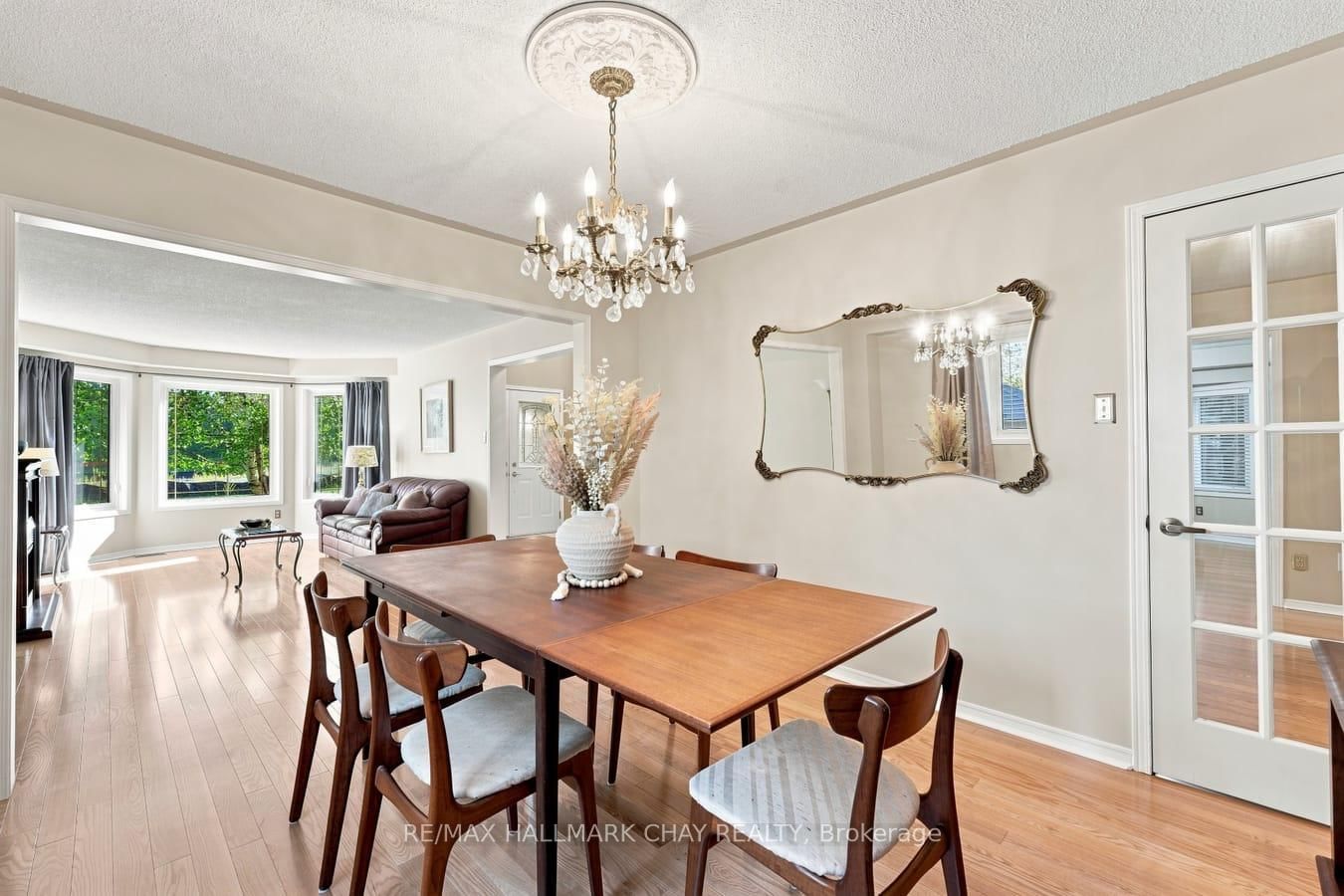 380 Alex Doner Drive • Newmarket, ON photo 9