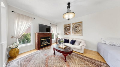 33 Amethyst Drive • Richmond Hill, ON photo 3