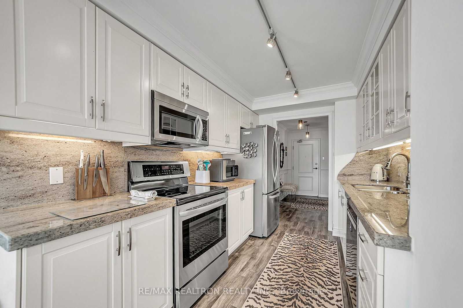 7 Townsgate Drive • #810 • Vaughan, ON photo 6