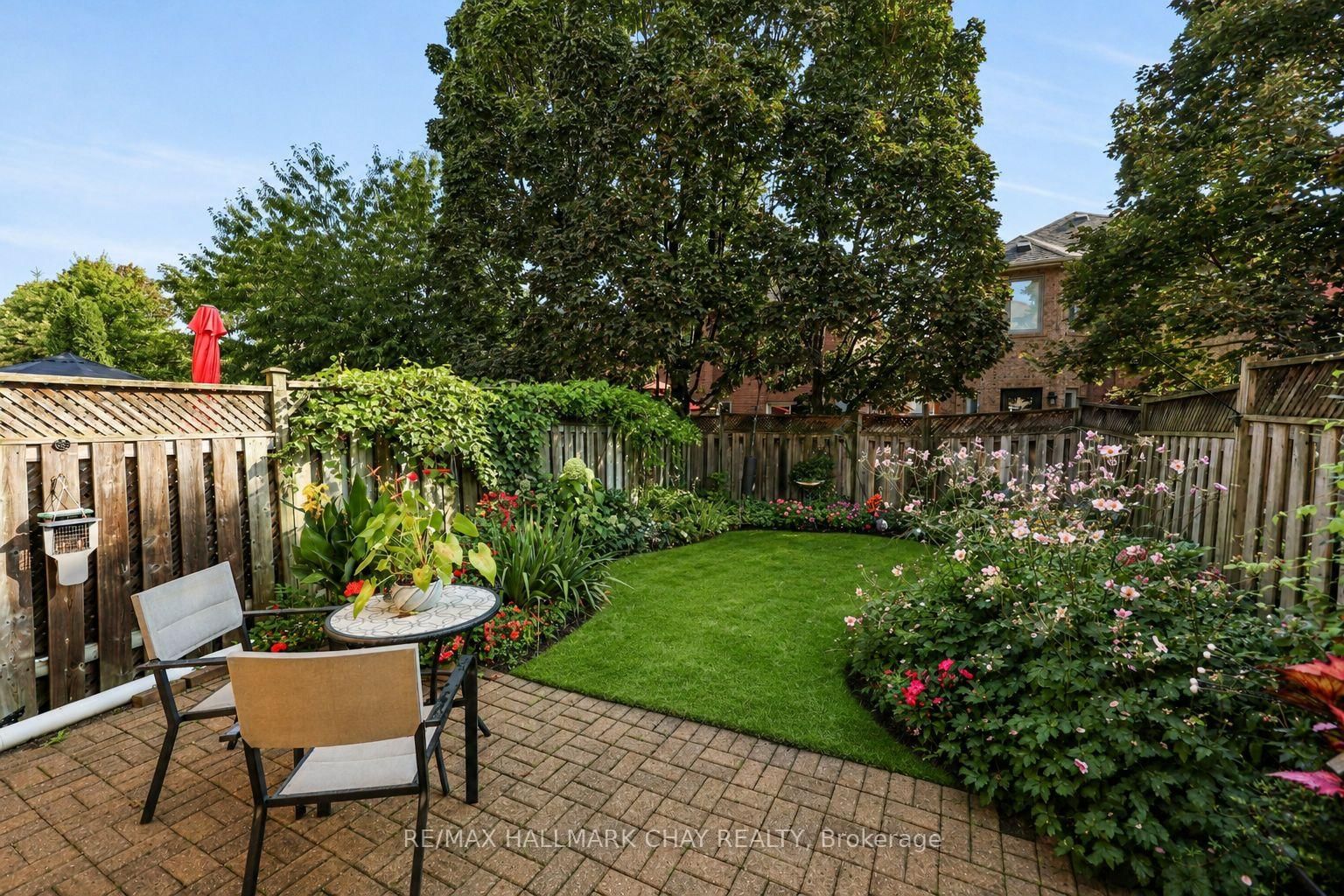 168 Denise Circle • Newmarket, ON photo 2