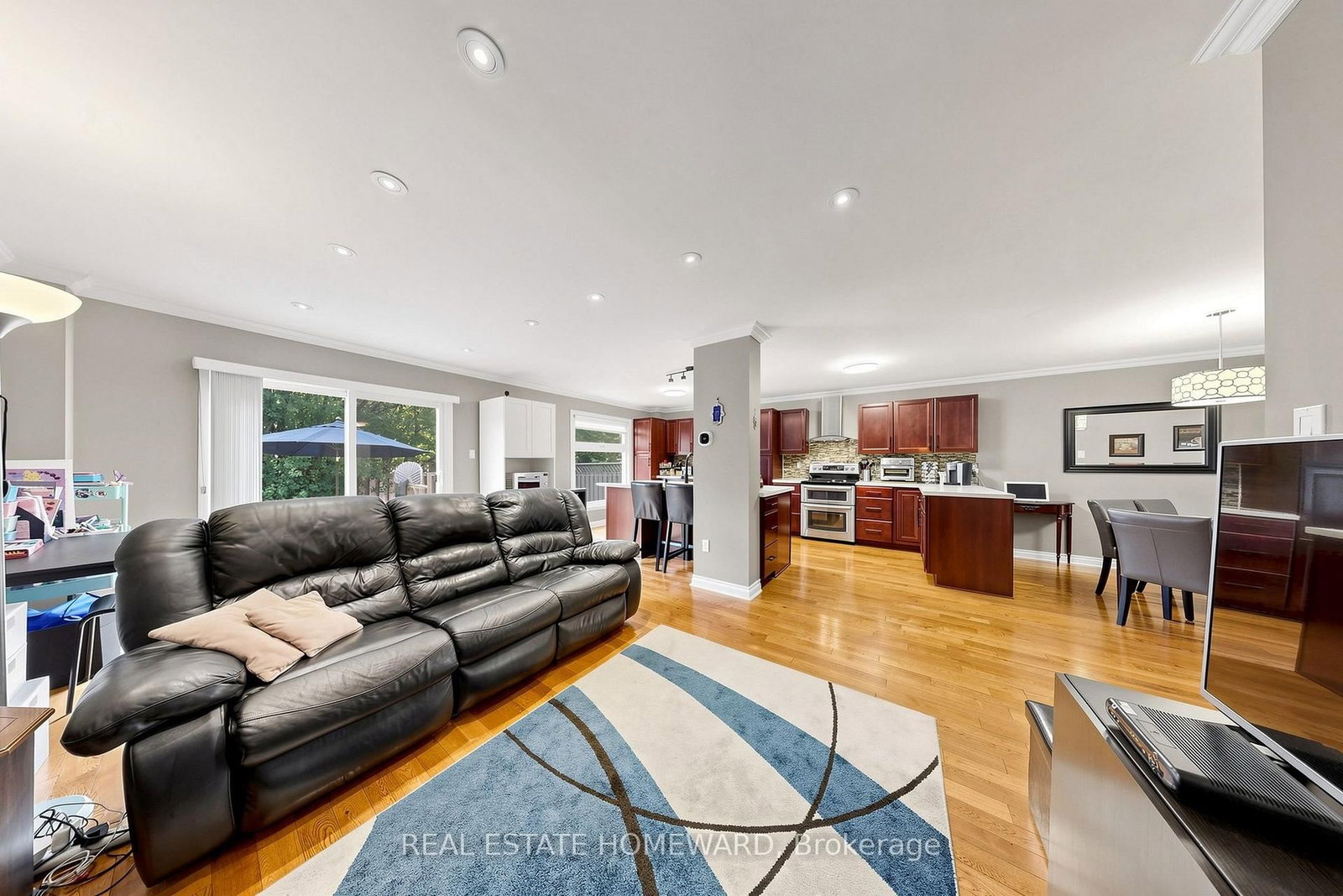 242 Badessa Circle • Vaughan, ON photo 4