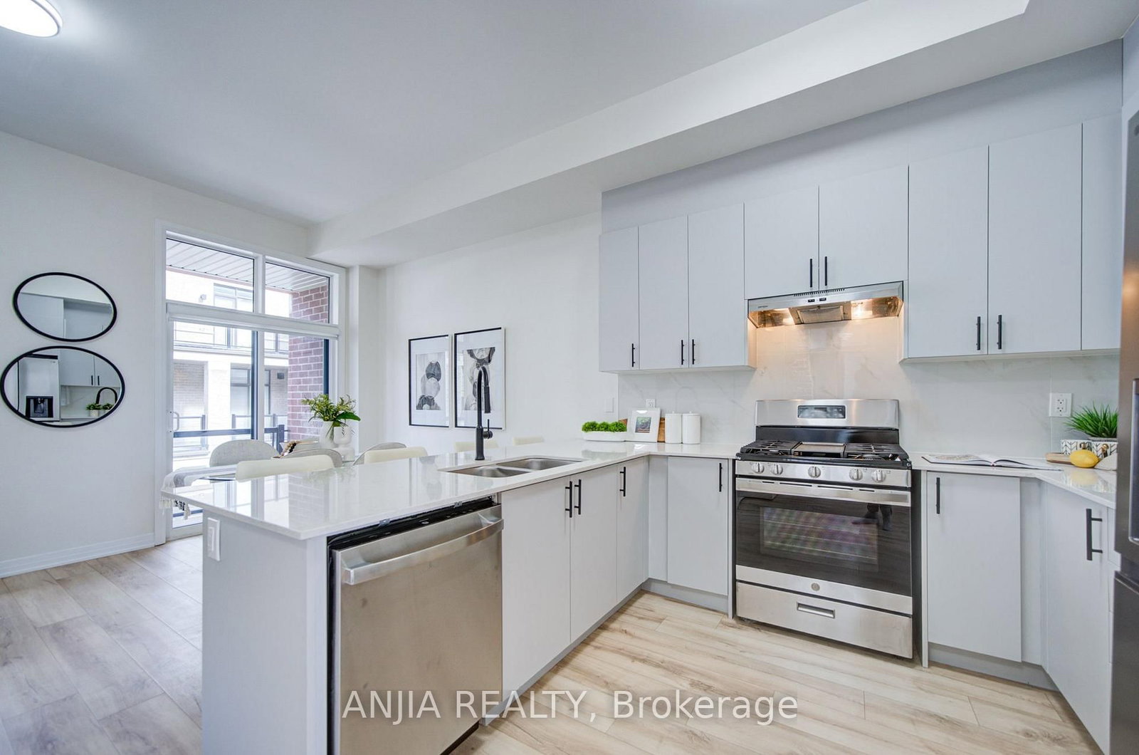41 Kahshe Lane • Richmond Hill, ON photo 9