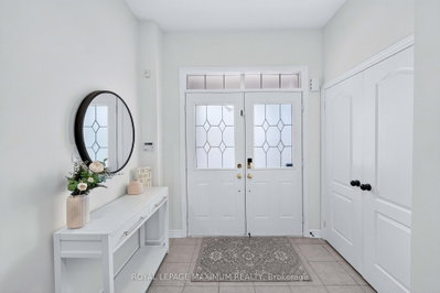 95 White Beach Crescent • Vaughan, ON photo 3