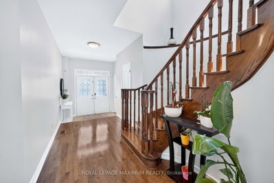 95 White Beach Crescent • Vaughan, ON photo 4