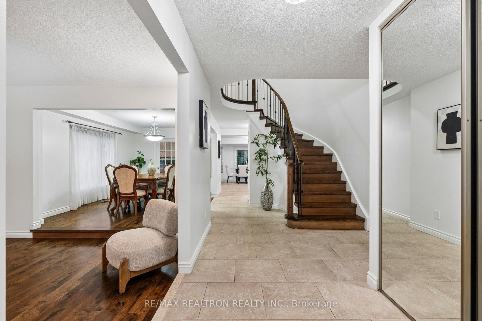 122 Colvin Crescent • Vaughan, ON photo 4