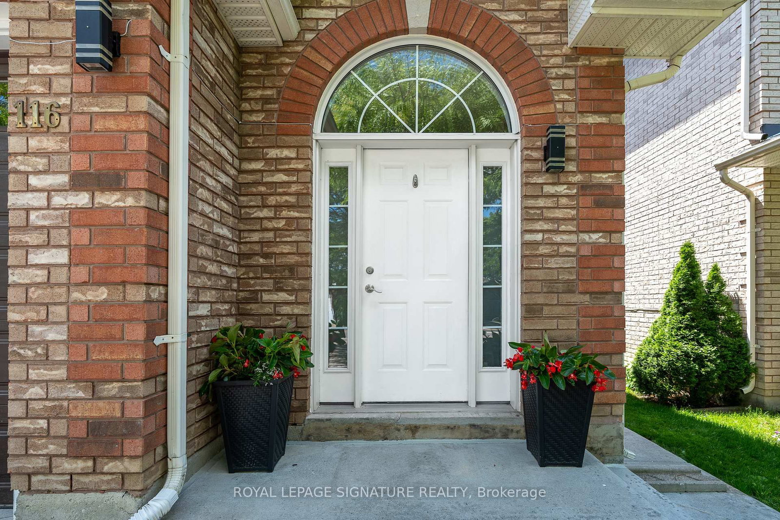 116 Clearmeadow Boulevard • Newmarket, ON photo 3