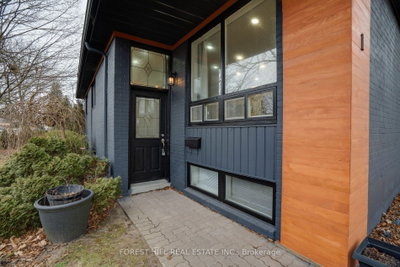 1 Willis Drive • Aurora, ON photo 2
