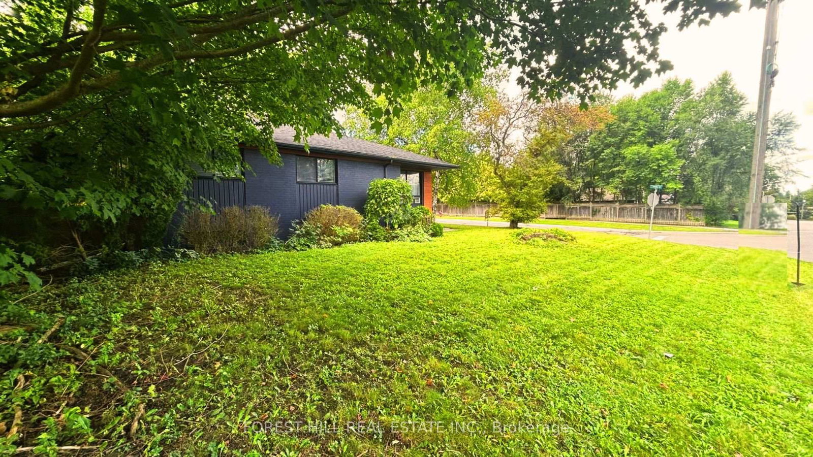 1 Willis Drive • Aurora, ON photo 4