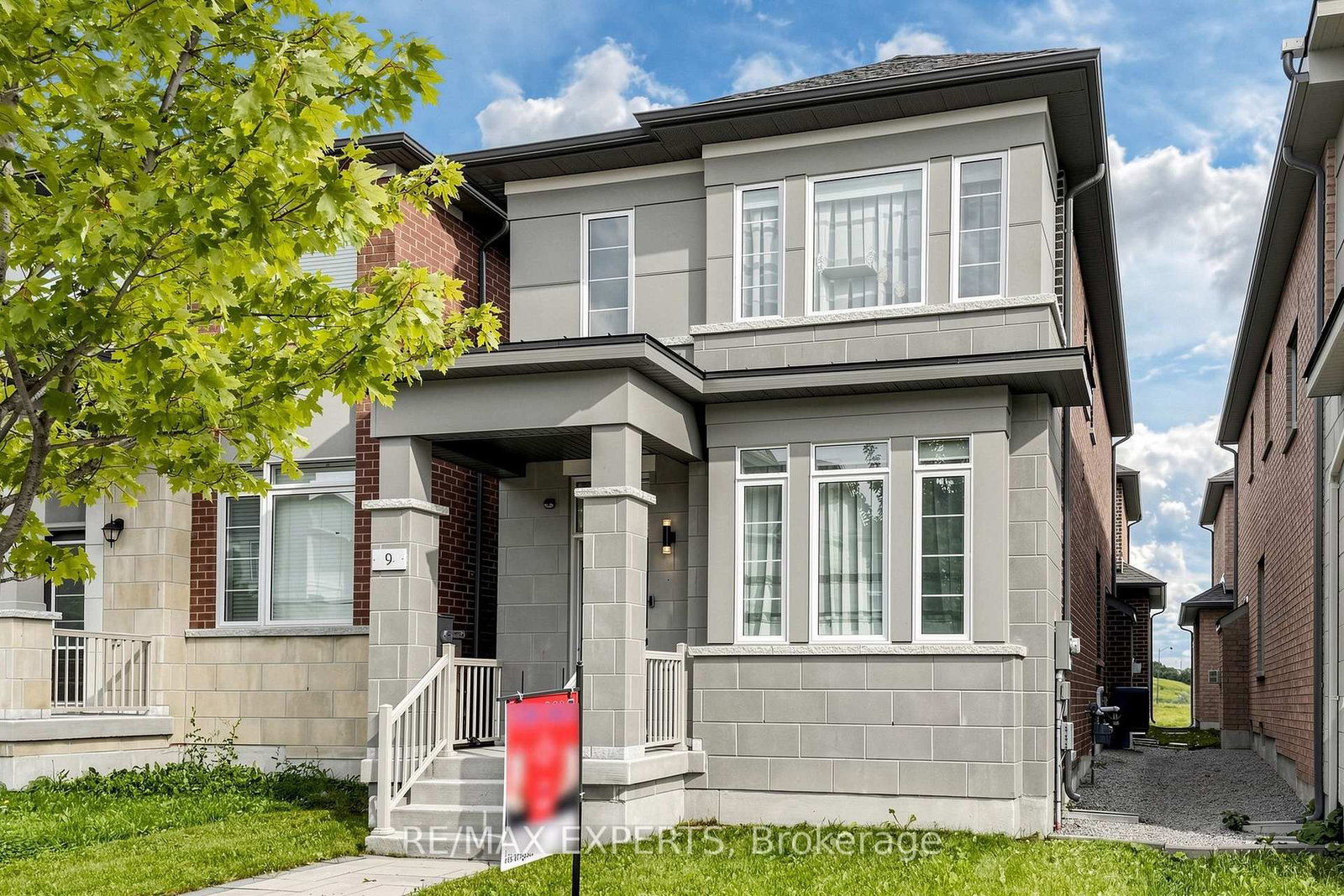 9 Applegate Drive • East Gwillimbury, ON photo 2