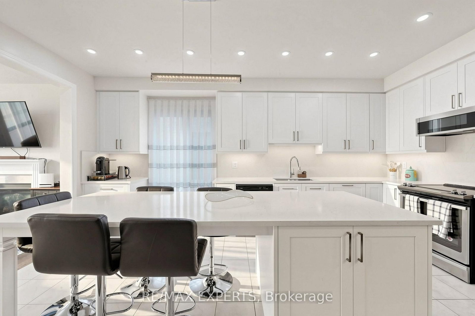 9 Applegate Drive • East Gwillimbury, ON photo 4