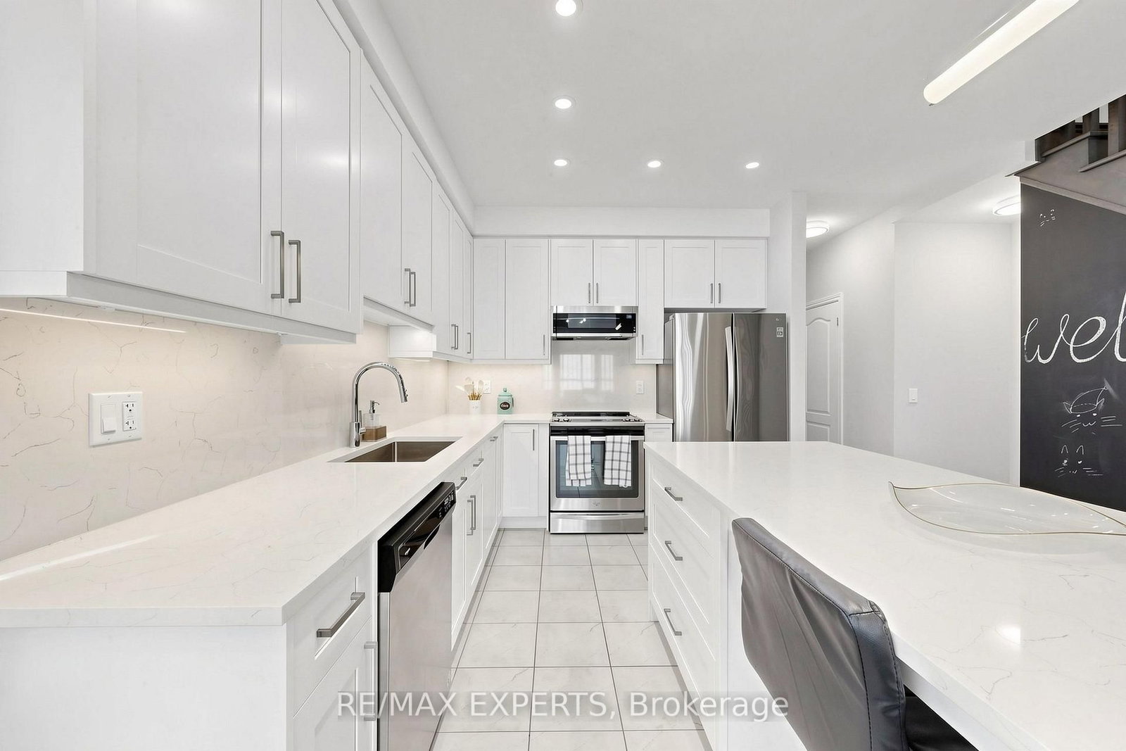 9 Applegate Drive • East Gwillimbury, ON photo 7