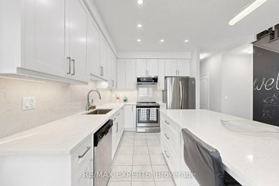 9 Applegate Drive • East Gwillimbury, ON photo 7