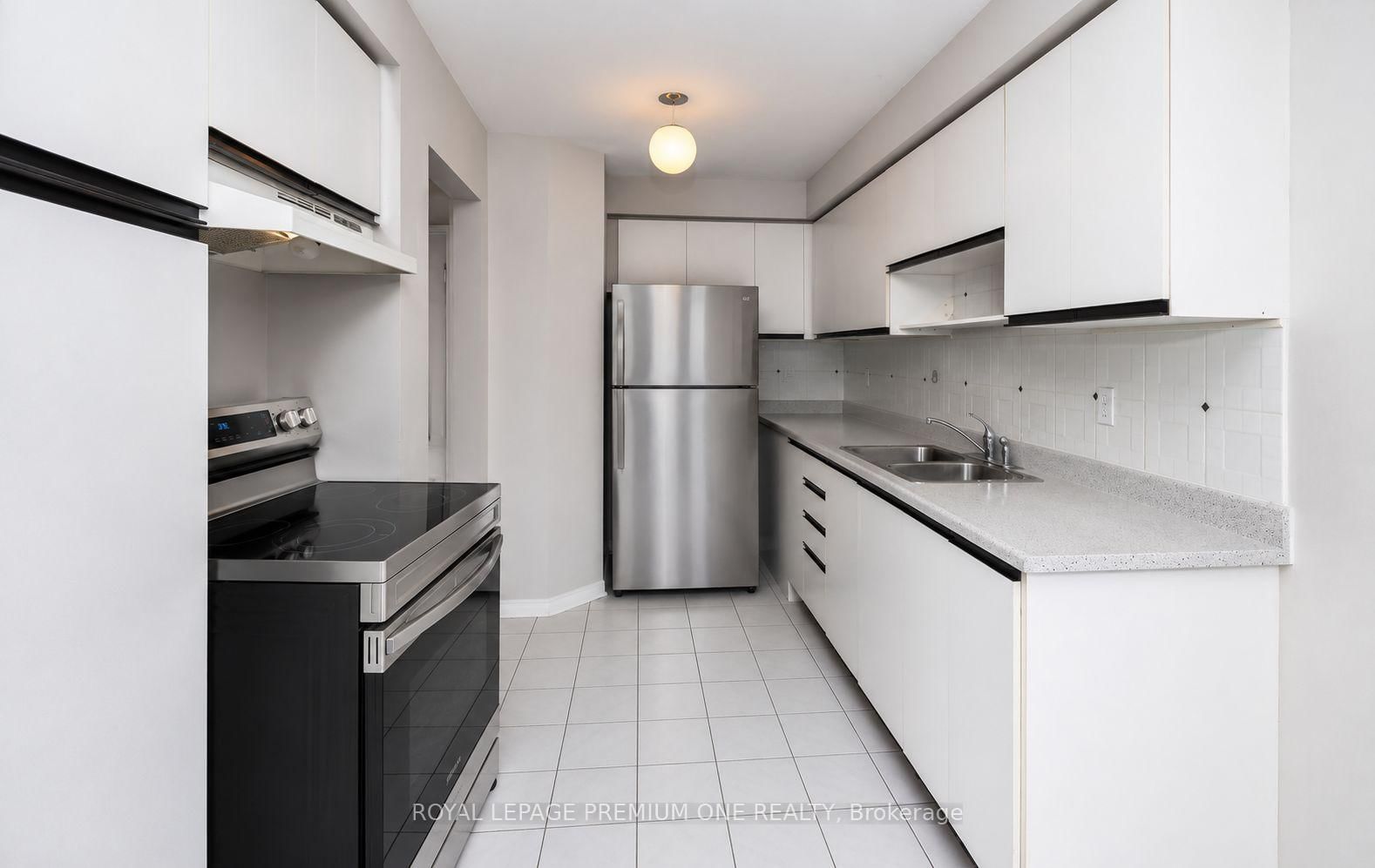 919 Caribou Valley Circle • Newmarket, ON photo 4