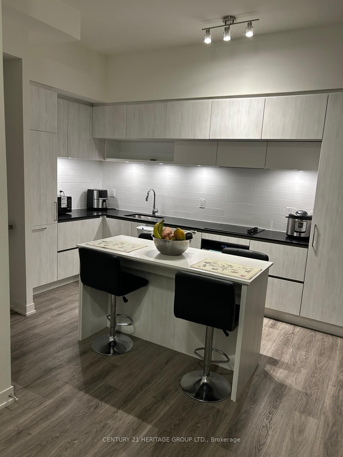 12 David Eyer Road • #1230 • Richmond Hill, ON photo 4