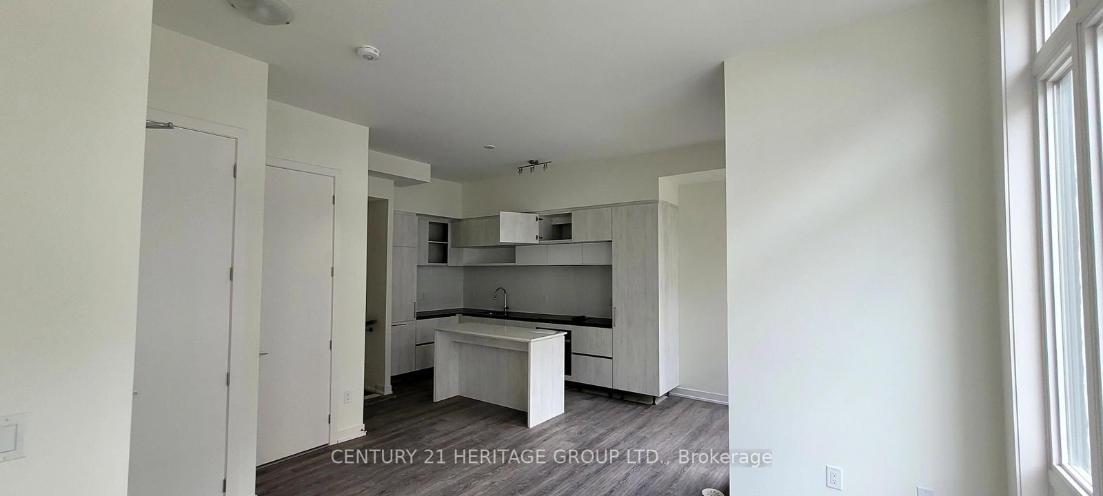 12 David Eyer Road • #1230 • Richmond Hill, ON photo 6