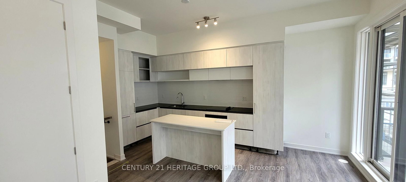 12 David Eyer Road • #1230 • Richmond Hill, ON photo 8