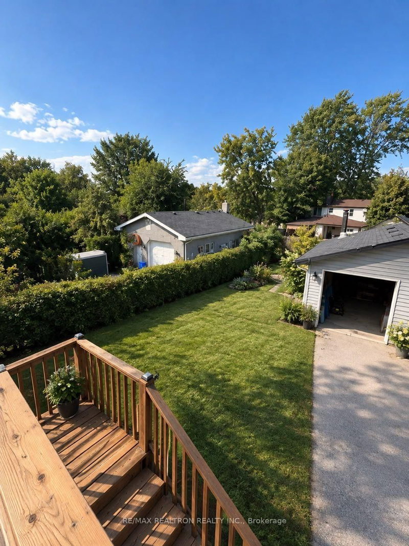 Upper - 280 Hillcrest Road N