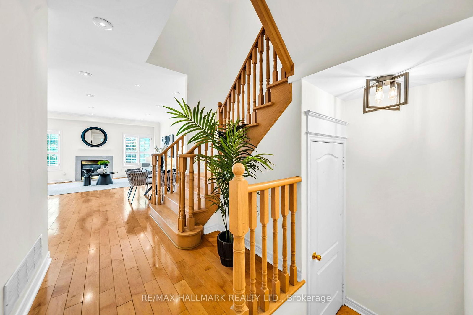 614 Society Crescent • Newmarket, ON photo 7