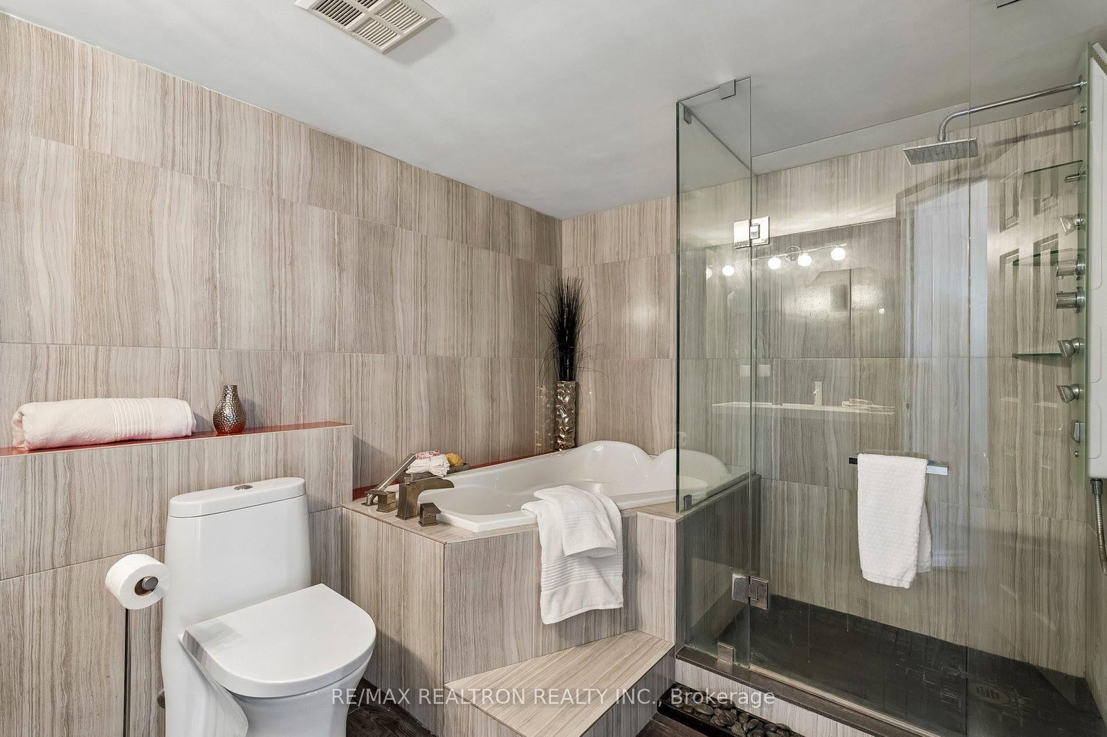30 Harding Boulevard W • #1111 • Richmond Hill, ON photo 39