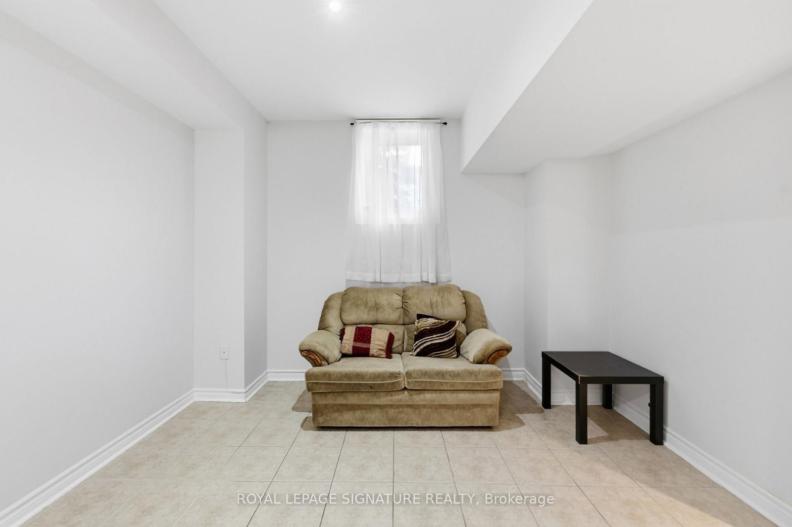 Bsmt-221 Peak Point Blvd, Vaughan, view 3