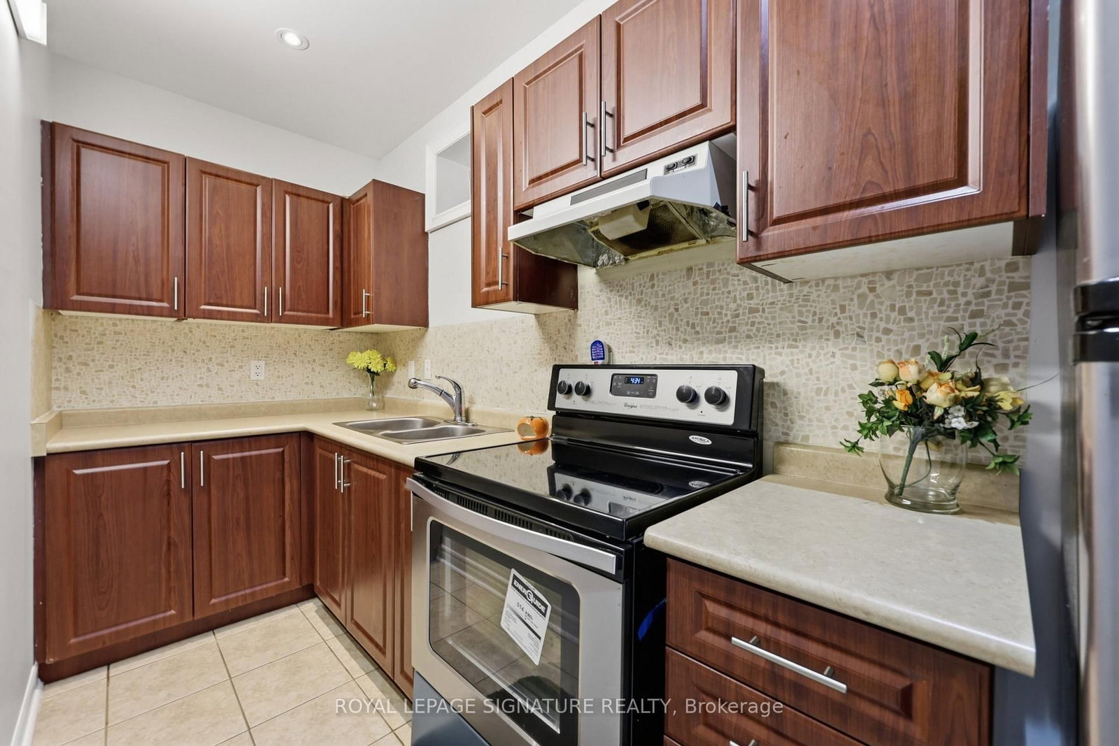 Bsmt-221 Peak Point Blvd, Vaughan, view 4