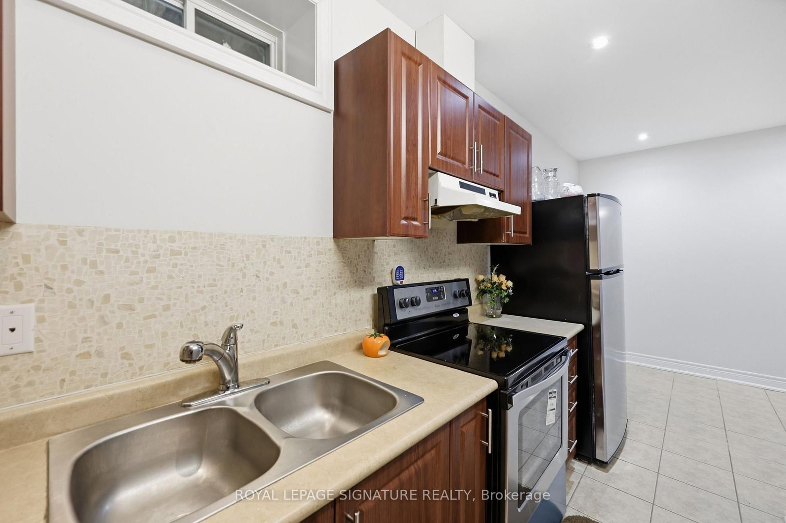 Bsmt-221 Peak Point Blvd, Vaughan, view 5