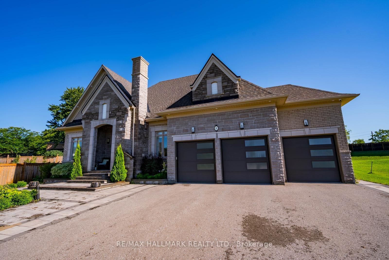 8 Kingstree Court • Whitchurch-Stouffville, ON photo 4