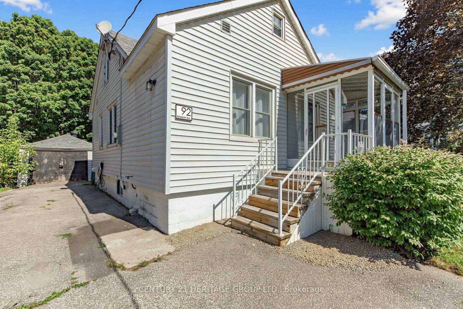 92 Kennedy Street E • Aurora, ON photo 3