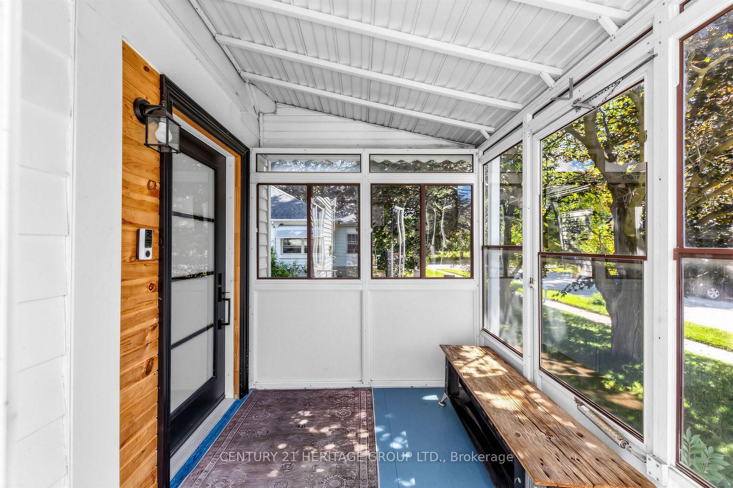 92 Kennedy Street E • Aurora, ON photo 4