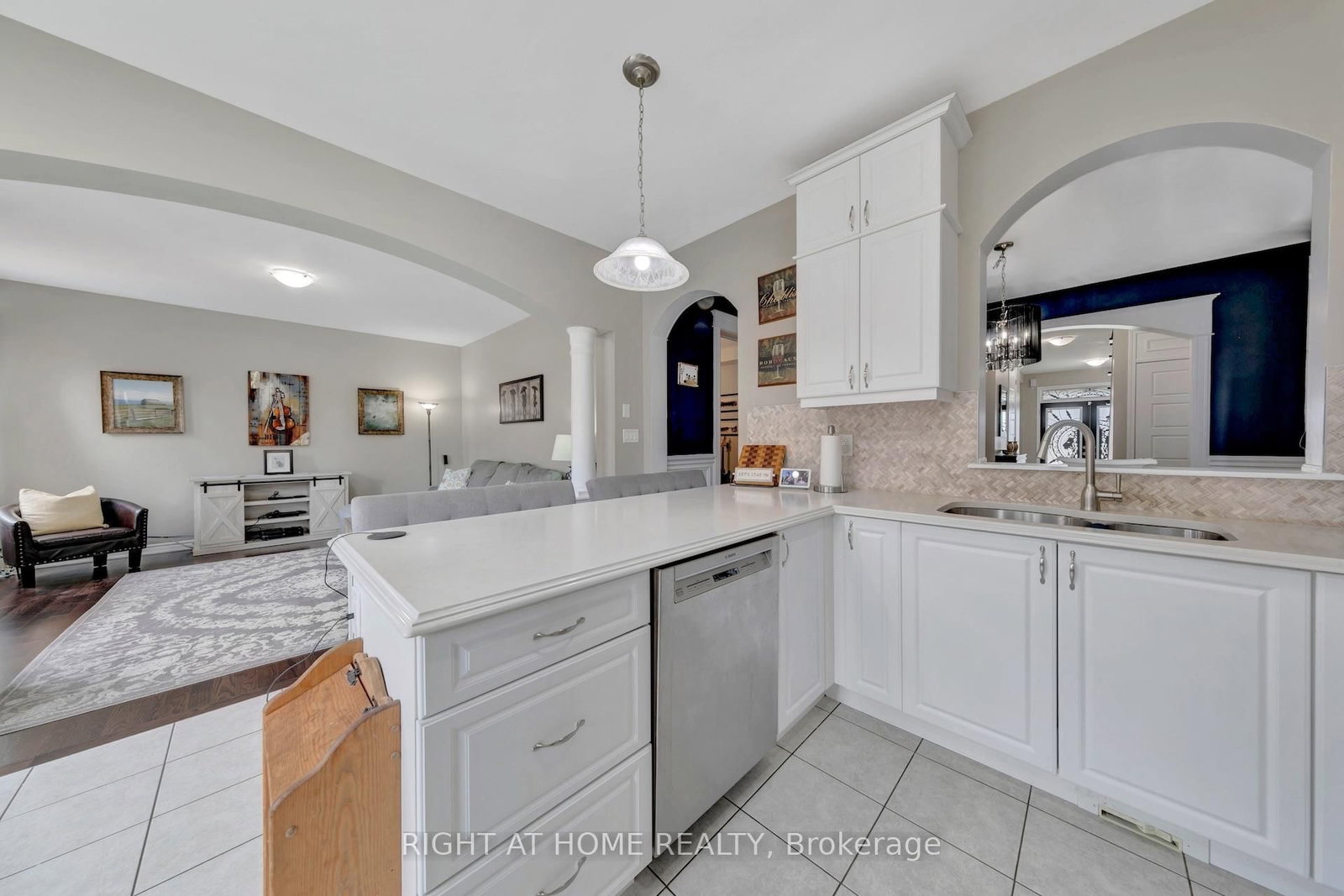171 Thomas Phillips Drive • Aurora, ON photo 9