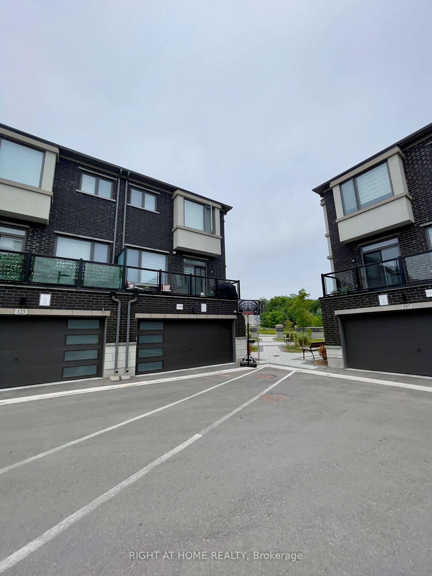 125 Crimson Forest Drive • Vaughan, ON photo 4