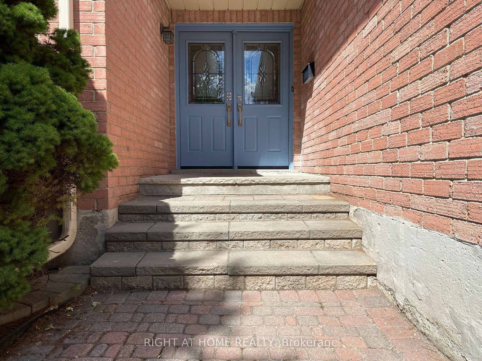 4 Kirkland Court • Richmond Hill, ON photo 2