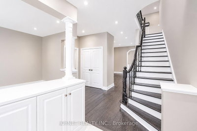 36 Newbridge Avenue N • Richmond Hill, ON photo 2