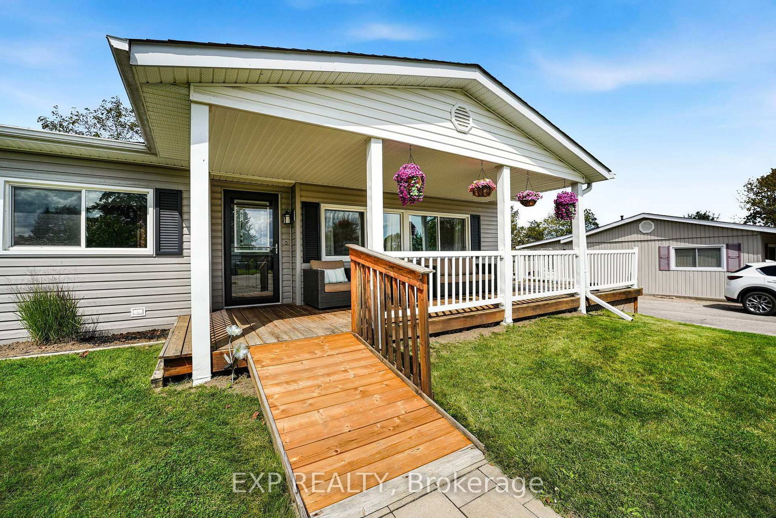 4 Fairbirch Court • Innisfil, ON photo 3