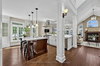 40 Tucker Court • Aurora, ON photo 2