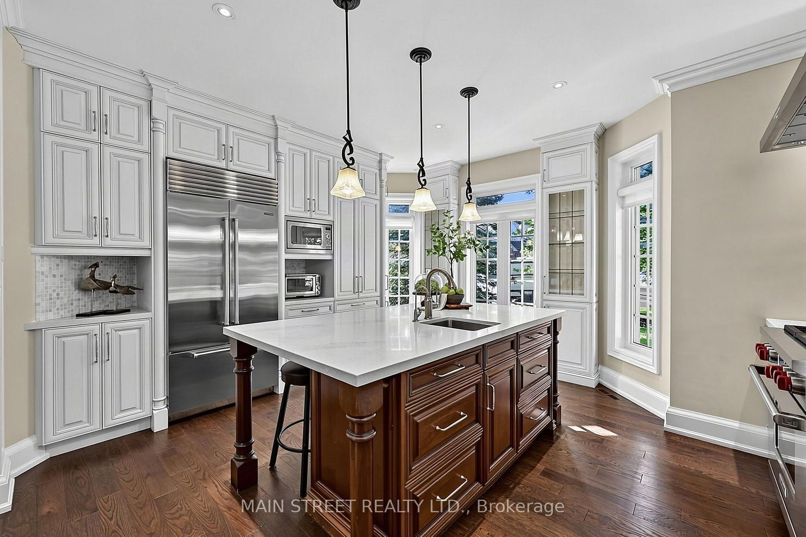 40 Tucker Court • Aurora, ON photo 3