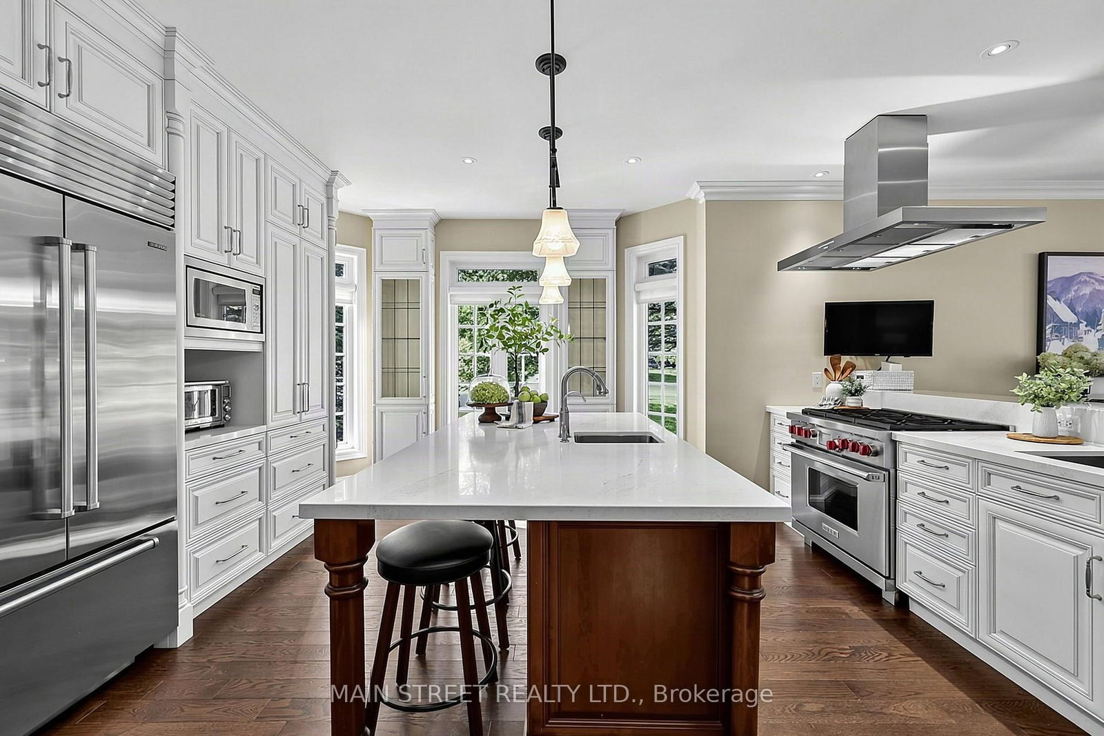 40 Tucker Court • Aurora, ON photo 4