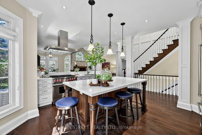 40 Tucker Court • Aurora, ON photo 8