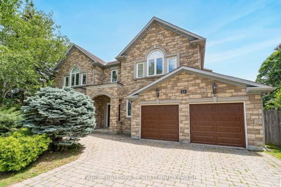 15 Clarendon Drive • Richmond Hill, ON photo 3