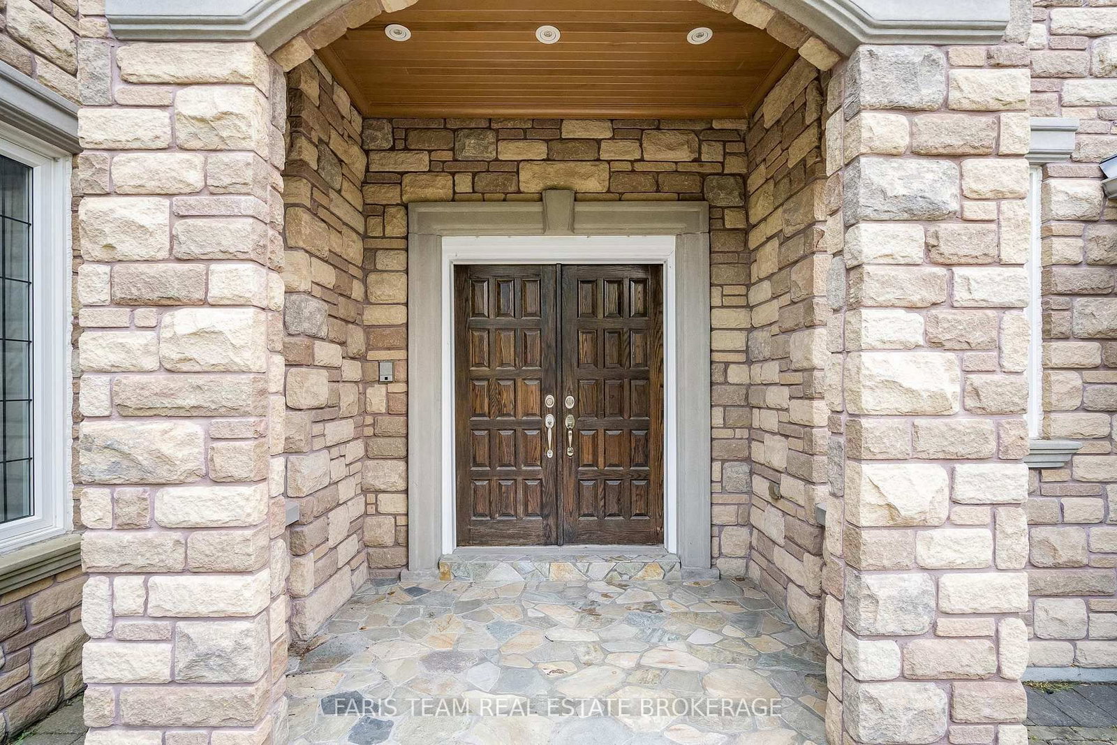 15 Clarendon Drive • Richmond Hill, ON photo 4