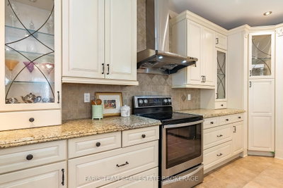 15 Clarendon Drive • Richmond Hill, ON photo 8