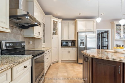 15 Clarendon Drive • Richmond Hill, ON photo 9