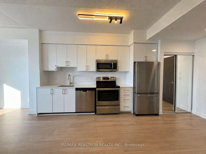 7161 Yonge St photo 4