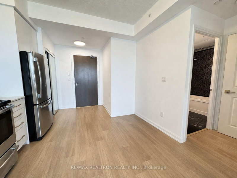 7161 Yonge St photo 5