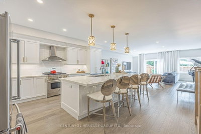 27 Lowther Avenue • Richmond Hill, ON photo 5