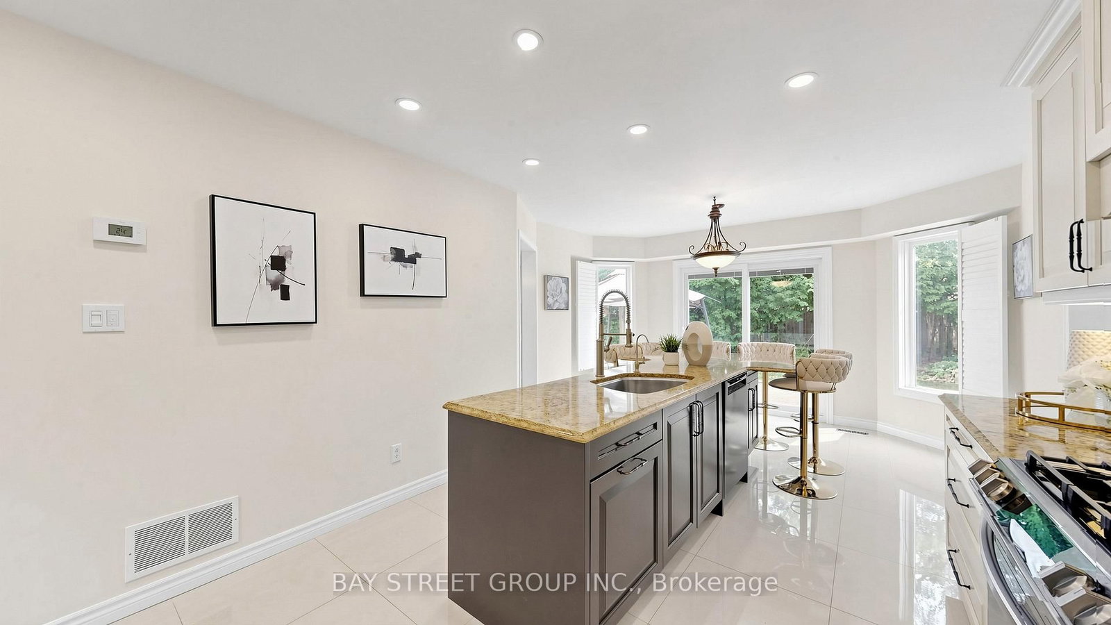 26 Kew Gardens • Richmond Hill, ON photo 9