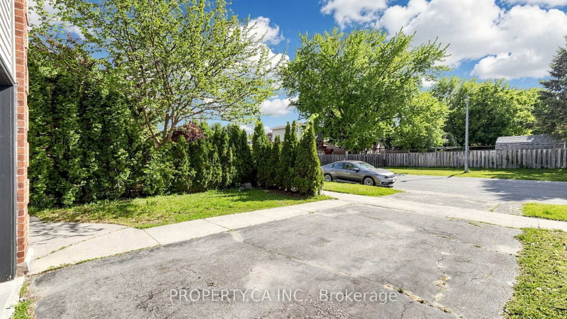 32 Hodgins Avenue