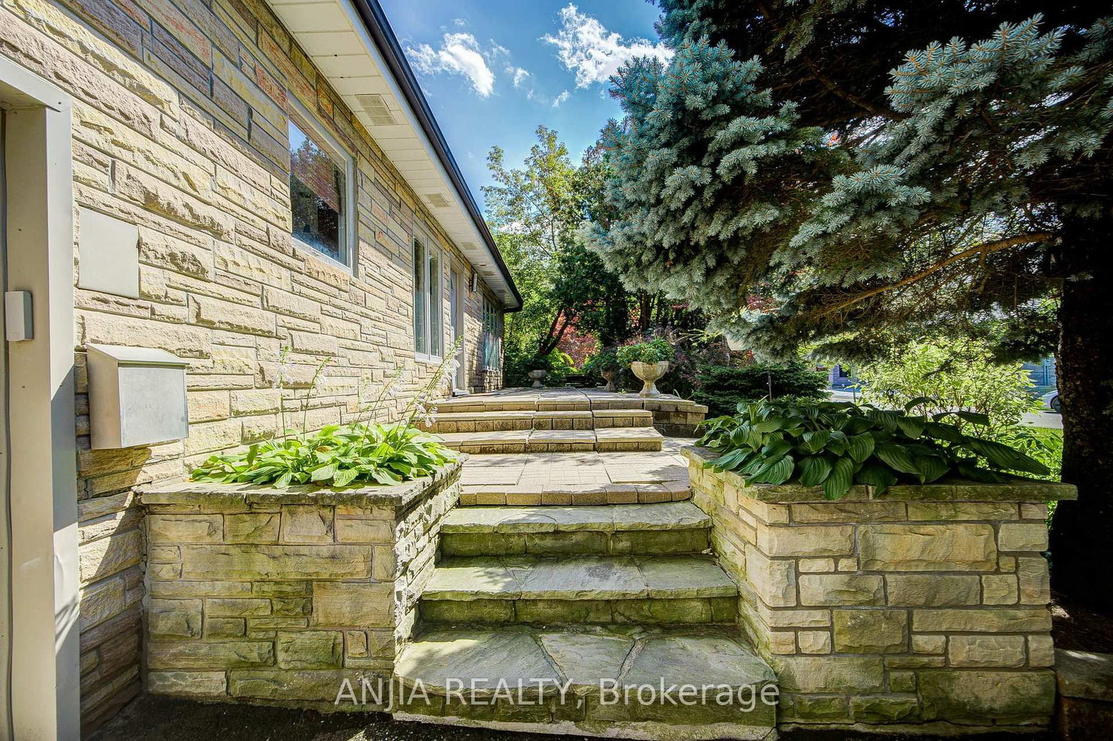 21 Princess Street • Markham, ON photo 2