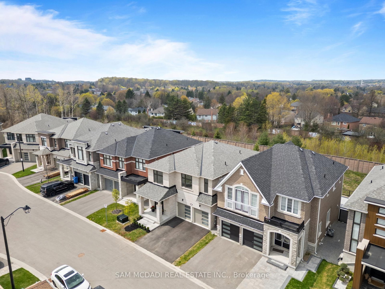 99 Black Walnut Court • Aurora, ON photo 3