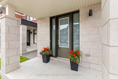 99 Black Walnut Court • Aurora, ON photo 4